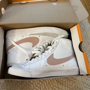 W Nike blazer mid sneakers with light pink swoosh size 7